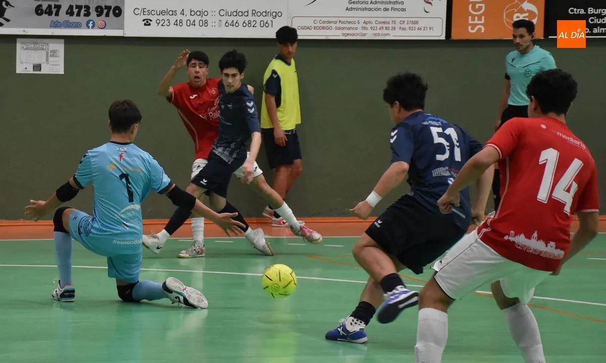 Foto 6 - El III Juvenil se lleva un igualado duelo ante el Leis Pontevedra que tuvo un susto card&iacute;aco al final