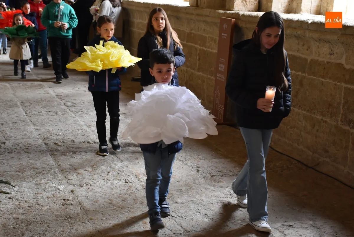 Foto 4 - L@s ni&ntilde;@s llevan sus flores a la Virgen Mar&iacute;a acord&aacute;ndose de Le&oacute;n XIV