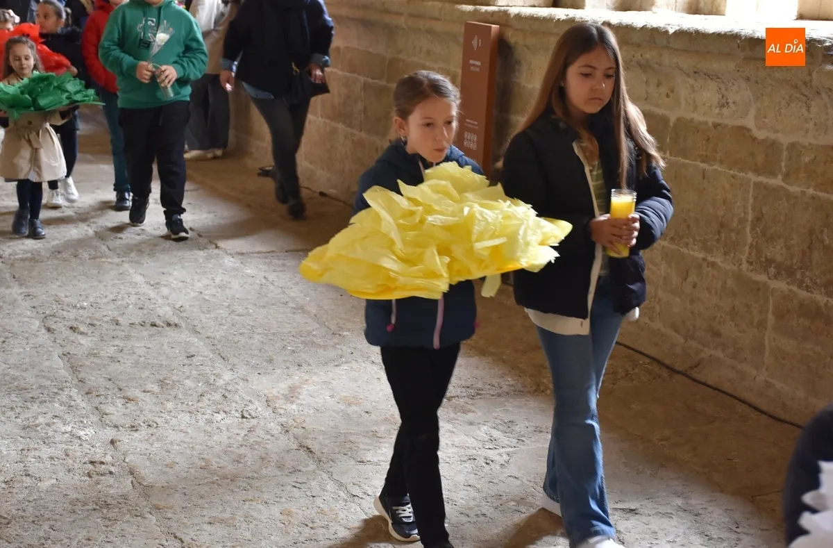 Foto 5 - L@s ni&ntilde;@s llevan sus flores a la Virgen Mar&iacute;a acord&aacute;ndose de Le&oacute;n XIV