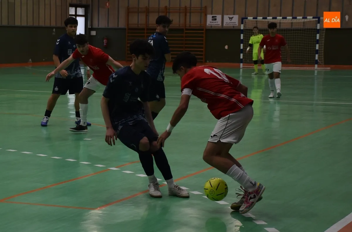 Foto 7 - El III Juvenil se lleva un igualado duelo ante el Leis Pontevedra que tuvo un susto card&iacute;aco al final