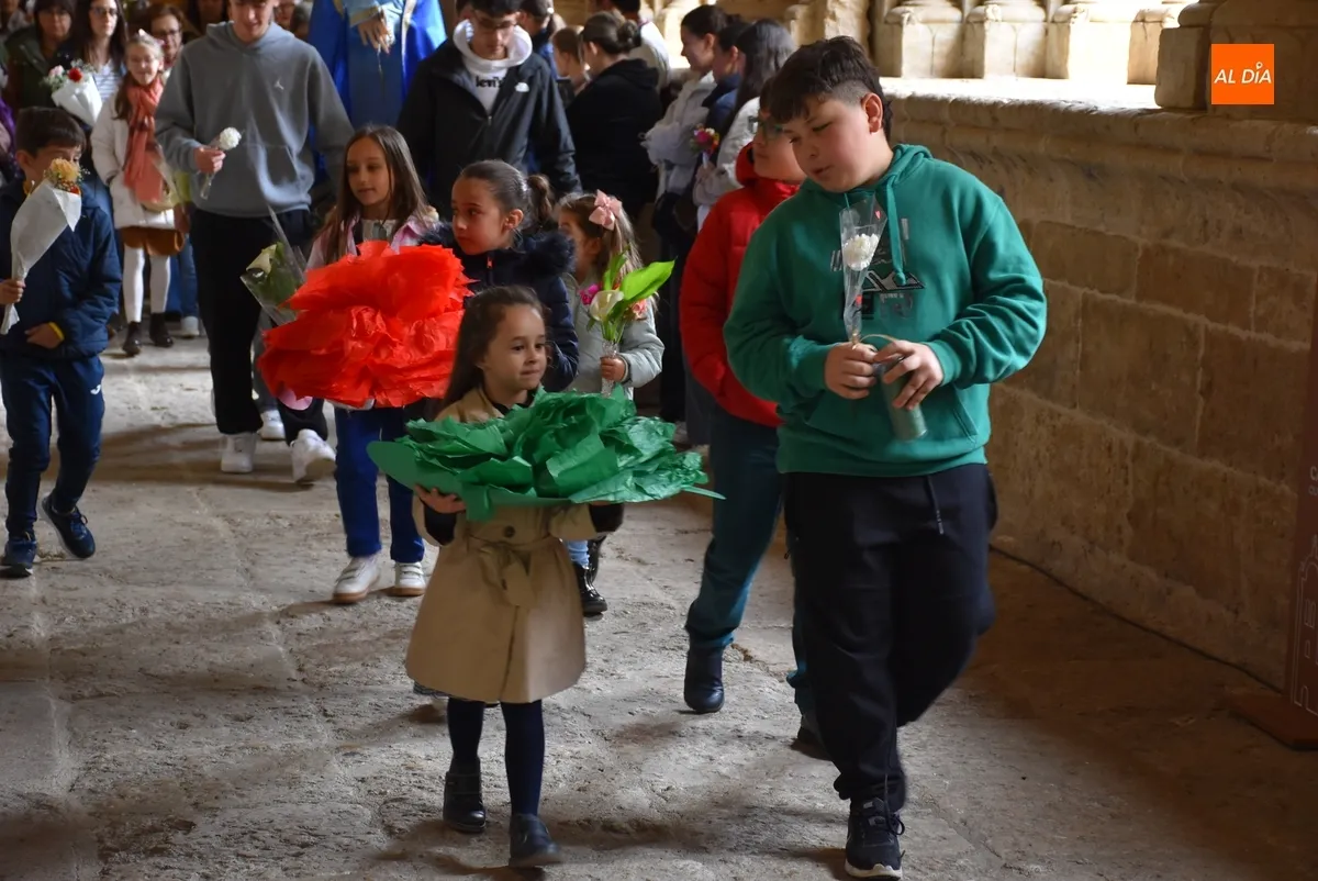 Foto 6 - L@s ni&ntilde;@s llevan sus flores a la Virgen Mar&iacute;a acord&aacute;ndose de Le&oacute;n XIV