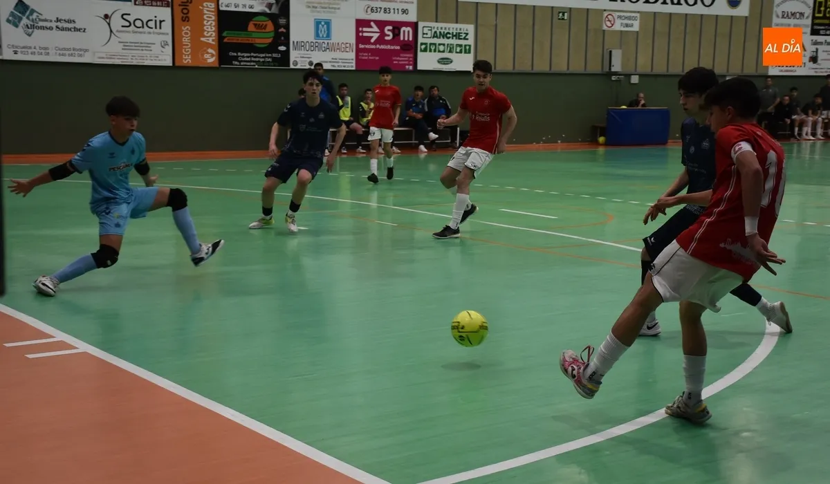 Foto 8 - El III Juvenil se lleva un igualado duelo ante el Leis Pontevedra que tuvo un susto card&iacute;aco al final