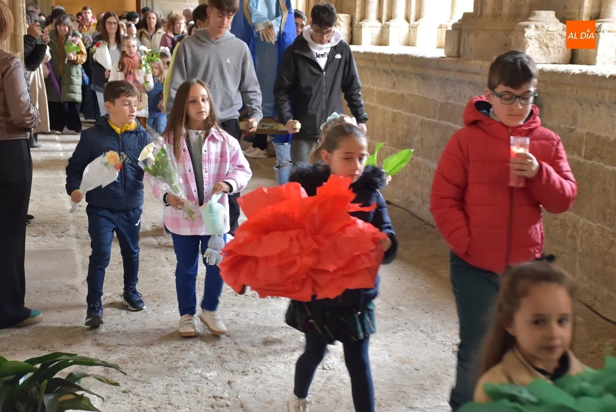 Foto 7 - L@s ni&ntilde;@s llevan sus flores a la Virgen Mar&iacute;a acord&aacute;ndose de Le&oacute;n XIV