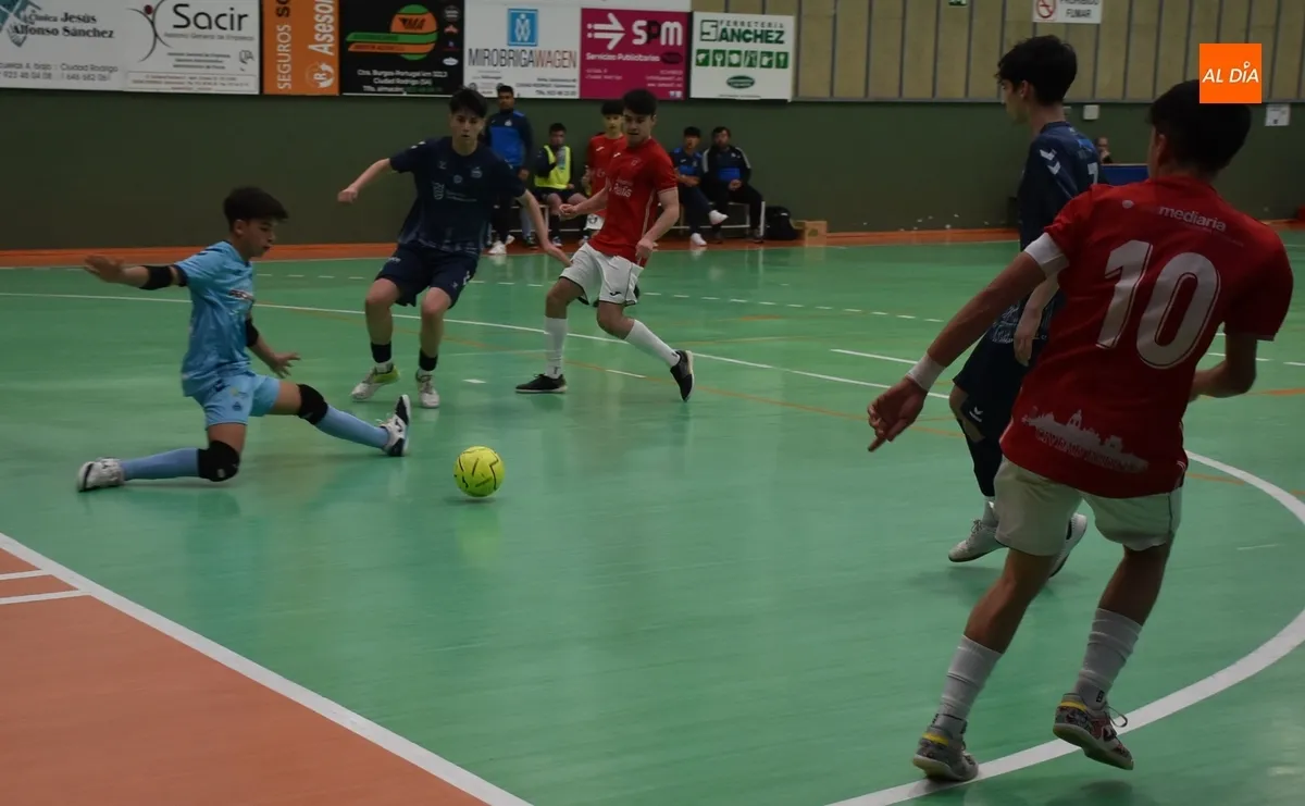 Foto 9 - El III Juvenil se lleva un igualado duelo ante el Leis Pontevedra que tuvo un susto card&iacute;aco al final