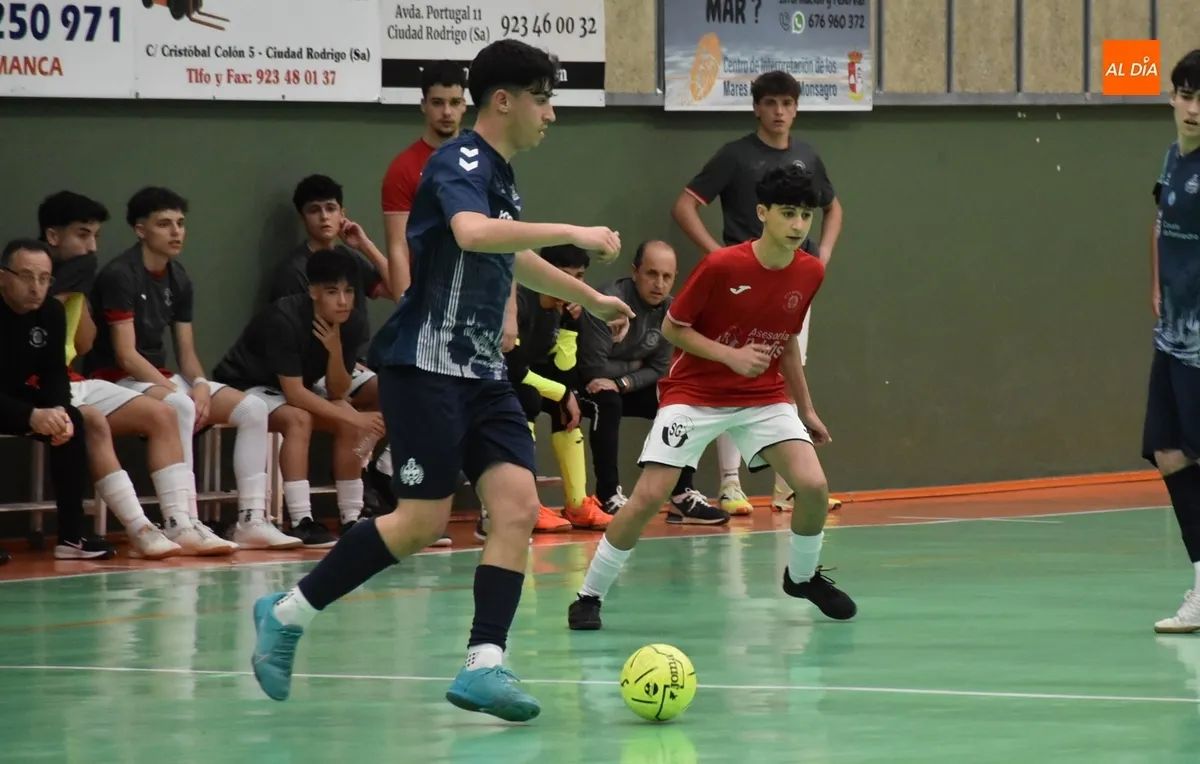 Foto 10 - El III Juvenil se lleva un igualado duelo ante el Leis Pontevedra que tuvo un susto card&iacute;aco al final