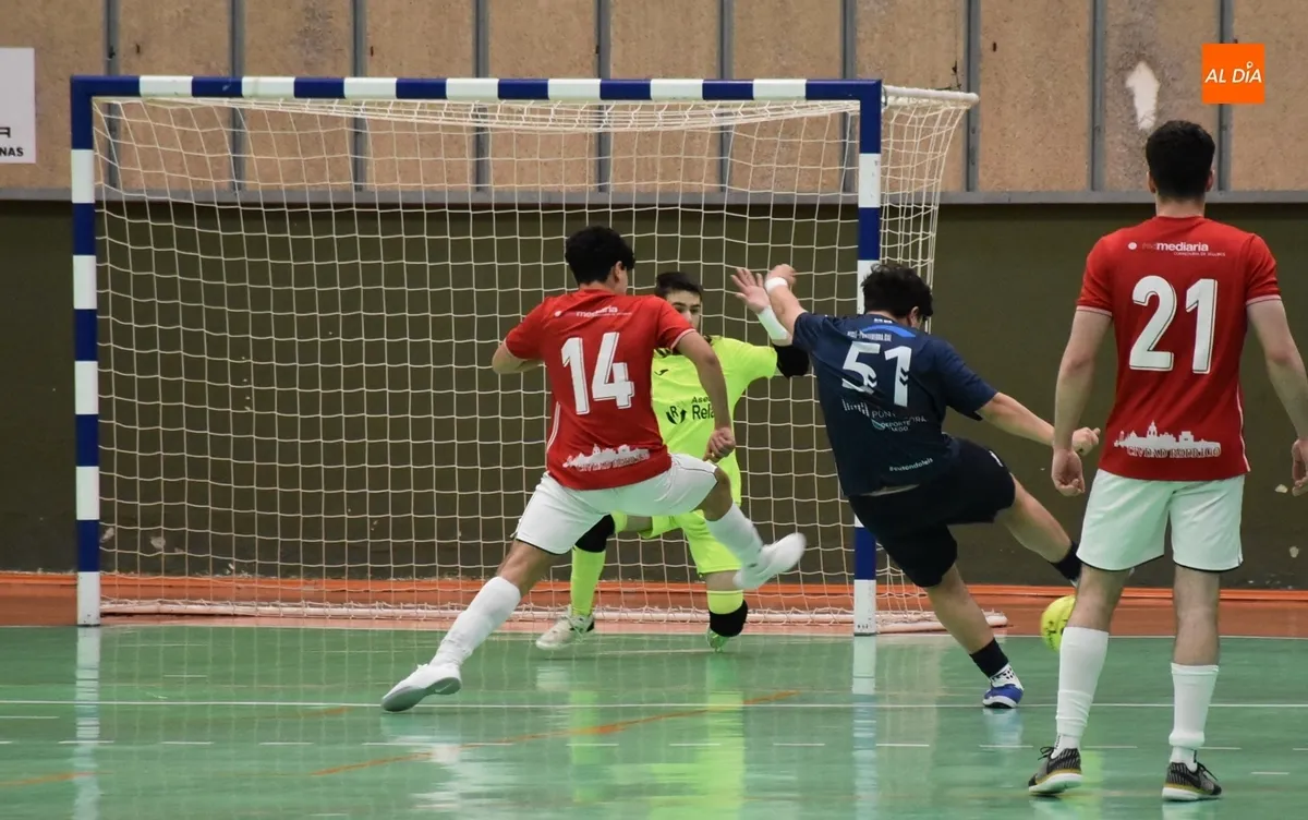 Foto 11 - El III Juvenil se lleva un igualado duelo ante el Leis Pontevedra que tuvo un susto card&iacute;aco al final