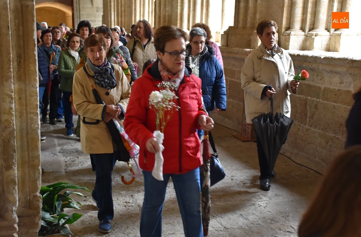 Foto 10 - L@s ni&ntilde;@s llevan sus flores a la Virgen Mar&iacute;a acord&aacute;ndose de Le&oacute;n XIV