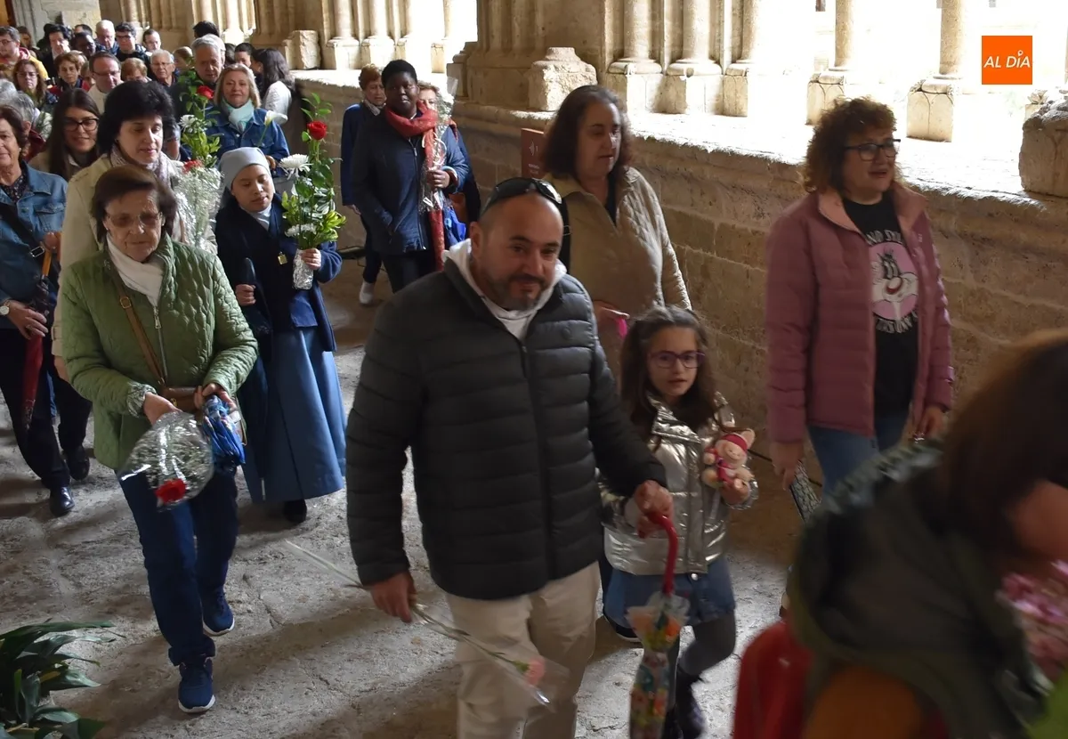 Foto 11 - L@s ni&ntilde;@s llevan sus flores a la Virgen Mar&iacute;a acord&aacute;ndose de Le&oacute;n XIV