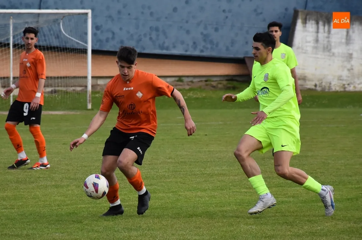 Foto 2 - El CDF Helm&aacute;ntico sufre ante la UD Mirobrigense para ganar la Liga Provincial y ascender a Regional