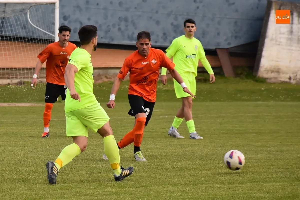 Foto 3 - El CDF Helm&aacute;ntico sufre ante la UD Mirobrigense para ganar la Liga Provincial y ascender a Regional
