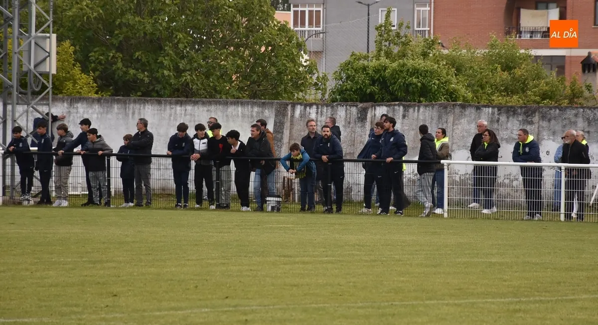 Foto 4 - El CDF Helm&aacute;ntico sufre ante la UD Mirobrigense para ganar la Liga Provincial y ascender a Regional