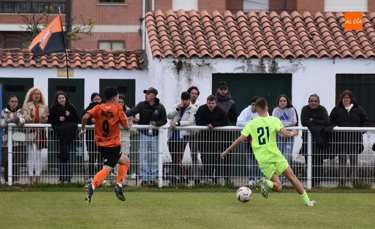 Foto 5 - El CDF Helm&aacute;ntico sufre ante la UD Mirobrigense para ganar la Liga Provincial y ascender a Regional