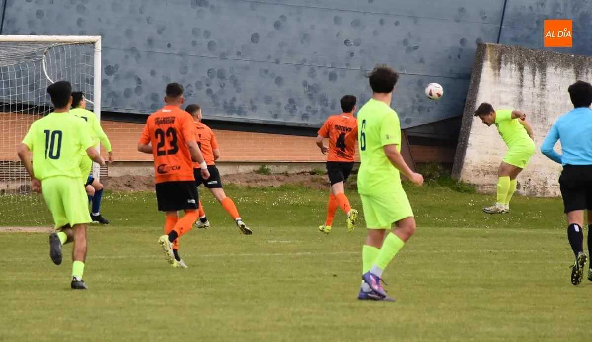 Foto 6 - El CDF Helm&aacute;ntico sufre ante la UD Mirobrigense para ganar la Liga Provincial y ascender a Regional