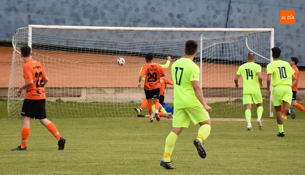 Foto 7 - El CDF Helm&aacute;ntico sufre ante la UD Mirobrigense para ganar la Liga Provincial y ascender a Regional