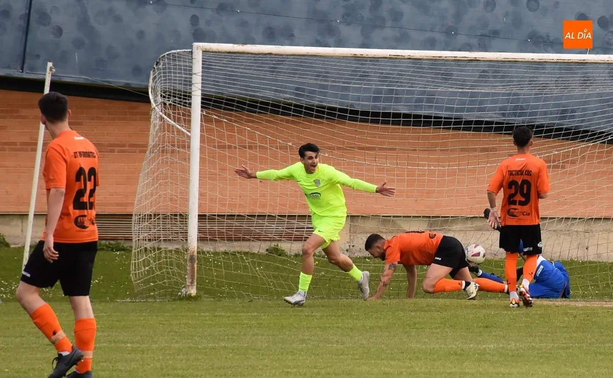 Foto 8 - El CDF Helm&aacute;ntico sufre ante la UD Mirobrigense para ganar la Liga Provincial y ascender a Regional