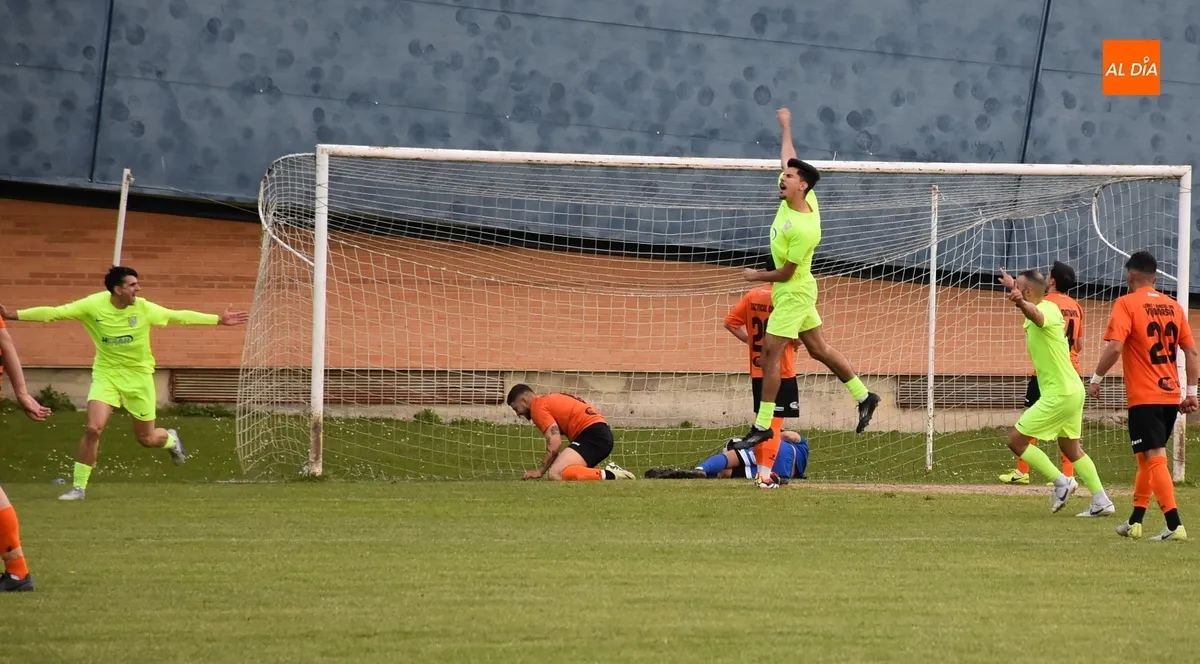 Foto 9 - El CDF Helm&aacute;ntico sufre ante la UD Mirobrigense para ganar la Liga Provincial y ascender a Regional