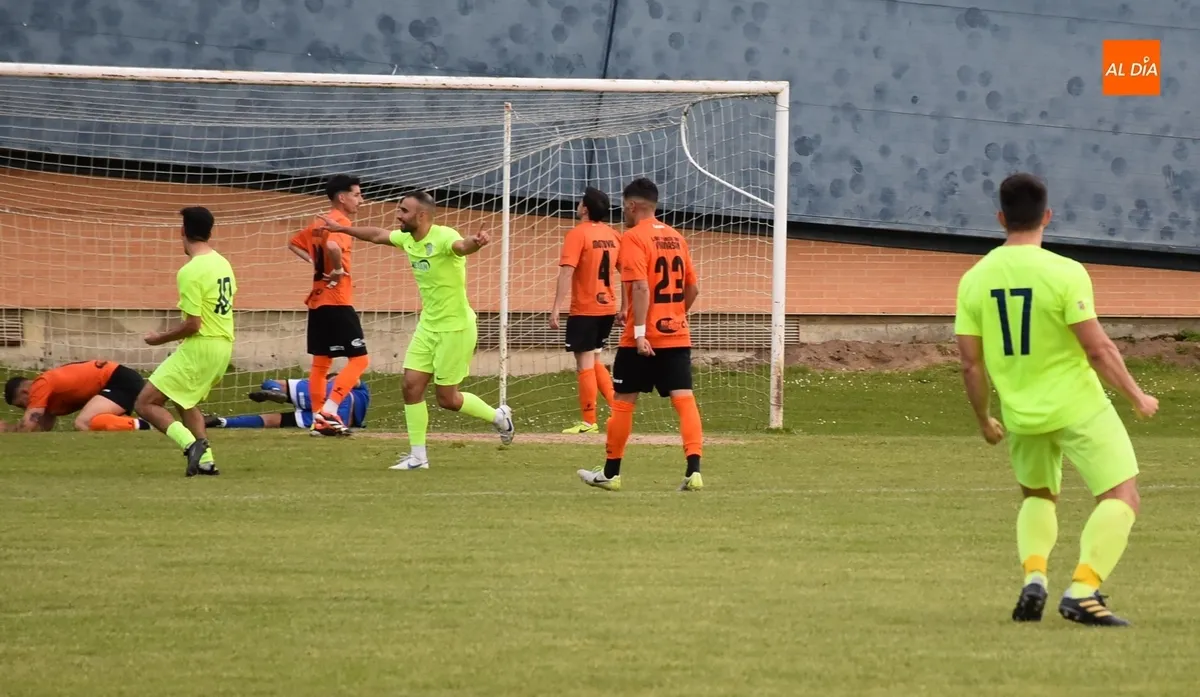 Foto 10 - El CDF Helm&aacute;ntico sufre ante la UD Mirobrigense para ganar la Liga Provincial y ascender a Regional