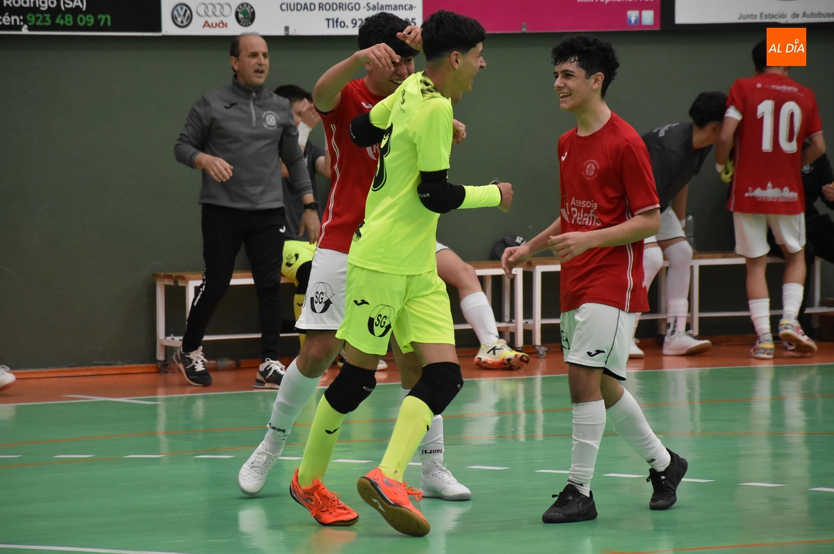 El III Juvenil se lleva un igualado duelo ante el Leis Pontevedra que tuvo un susto cardíaco al final