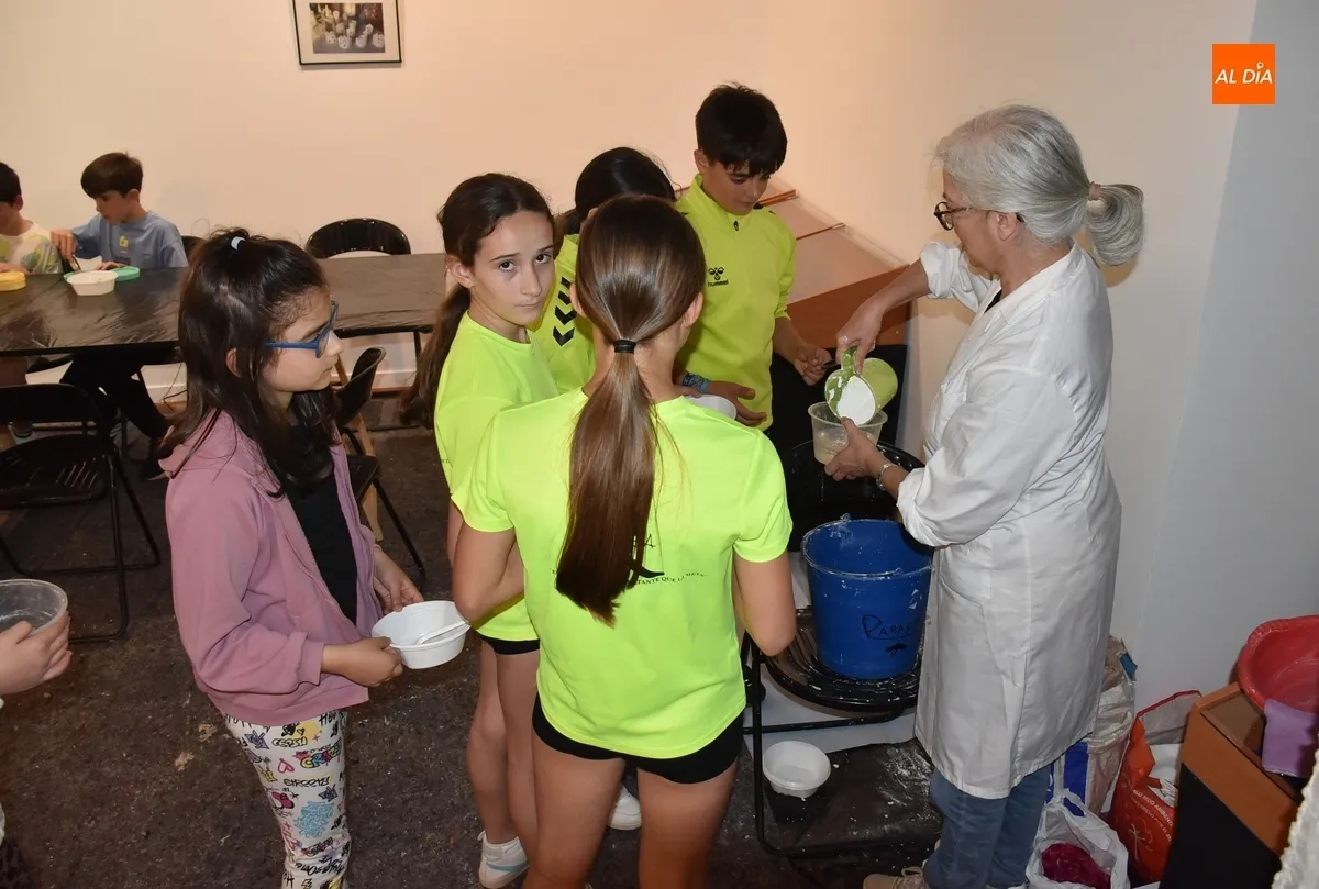 Foto 2 - Completados con personas de variadas edades los talleres de moldes de escayola 
