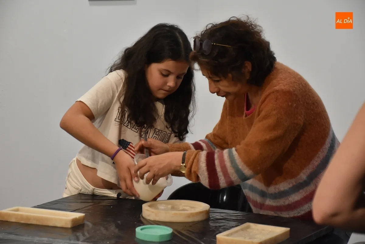 Foto 4 - Completados con personas de variadas edades los talleres de moldes de escayola 