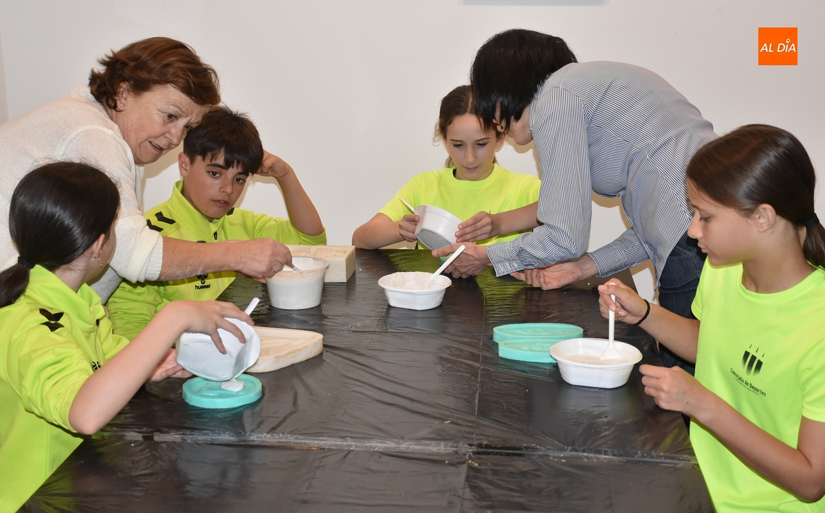 Completados con personas de variadas edades los talleres de moldes de escayola 