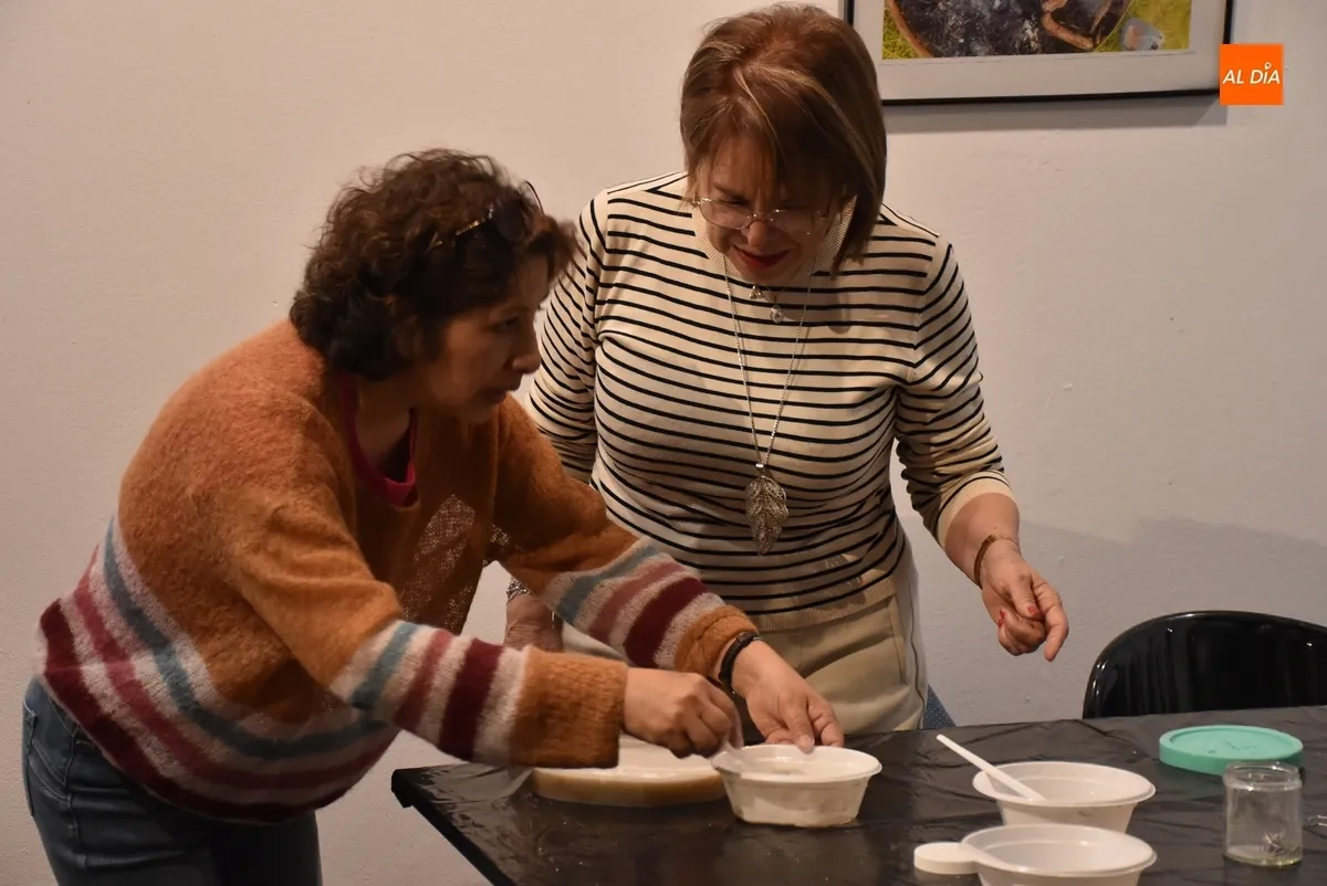 Foto 5 - Completados con personas de variadas edades los talleres de moldes de escayola 