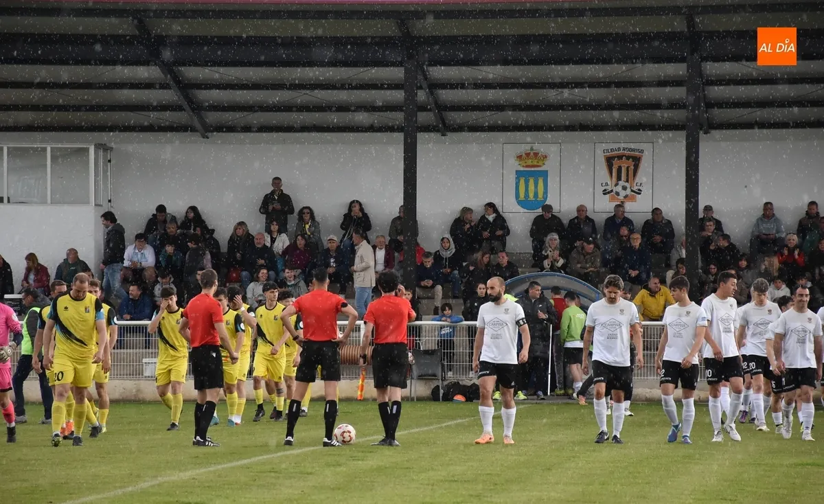 Foto 2 - El Ciudad Rodrigo certifica su descenso a Regional en un partido con otro cruel final