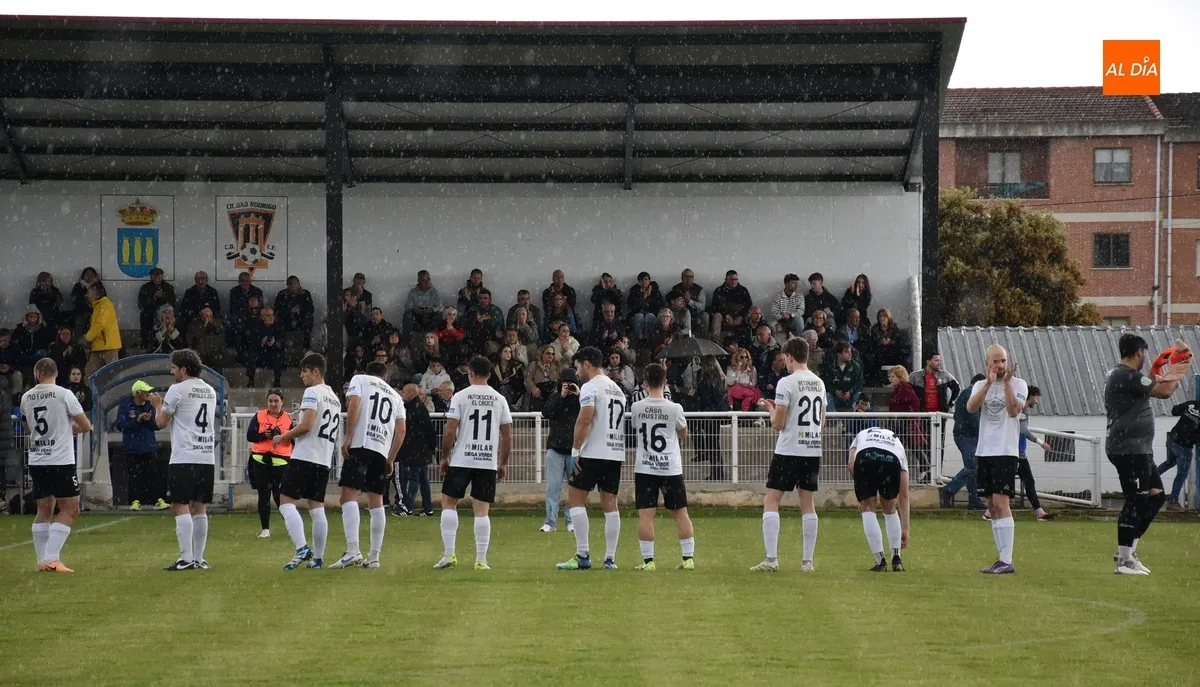 Foto 3 - El Ciudad Rodrigo certifica su descenso a Regional en un partido con otro cruel final