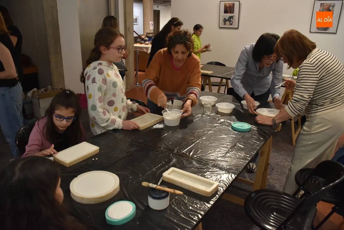 Foto 7 - Completados con personas de variadas edades los talleres de moldes de escayola 