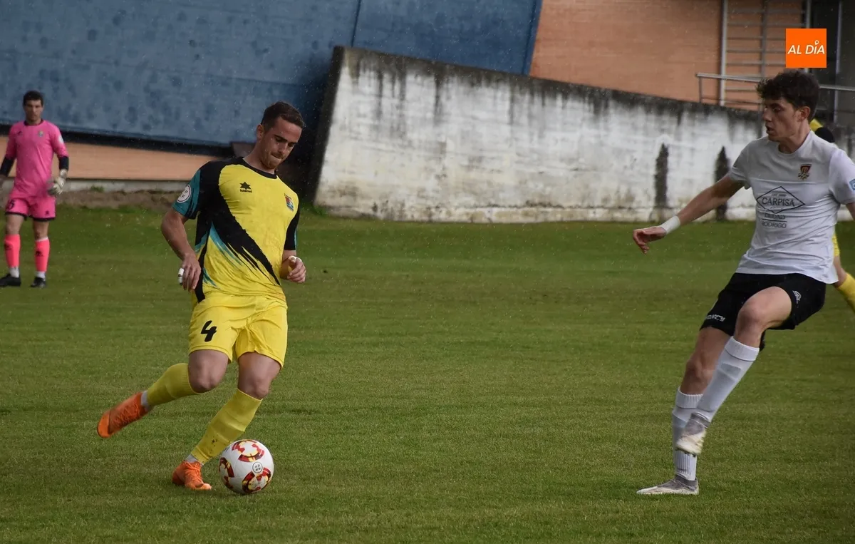 Foto 4 - El Ciudad Rodrigo certifica su descenso a Regional en un partido con otro cruel final
