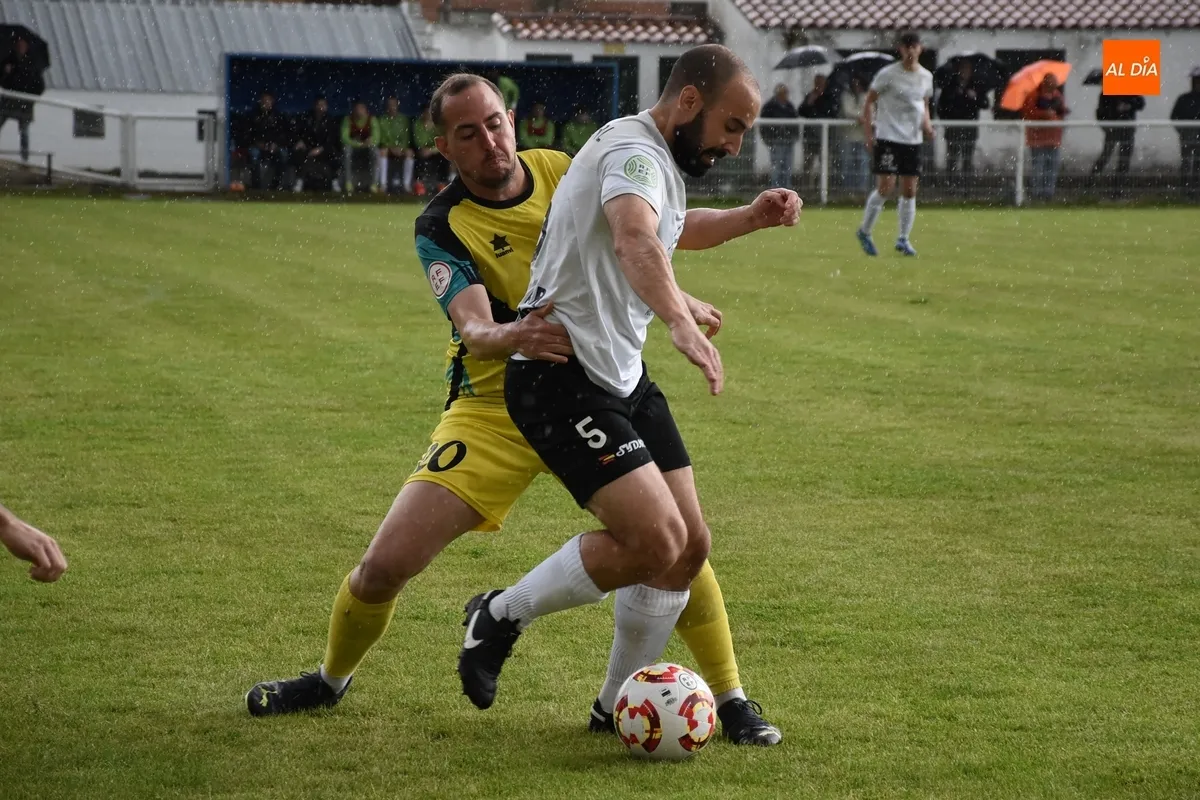 Foto 5 - El Ciudad Rodrigo certifica su descenso a Regional en un partido con otro cruel final