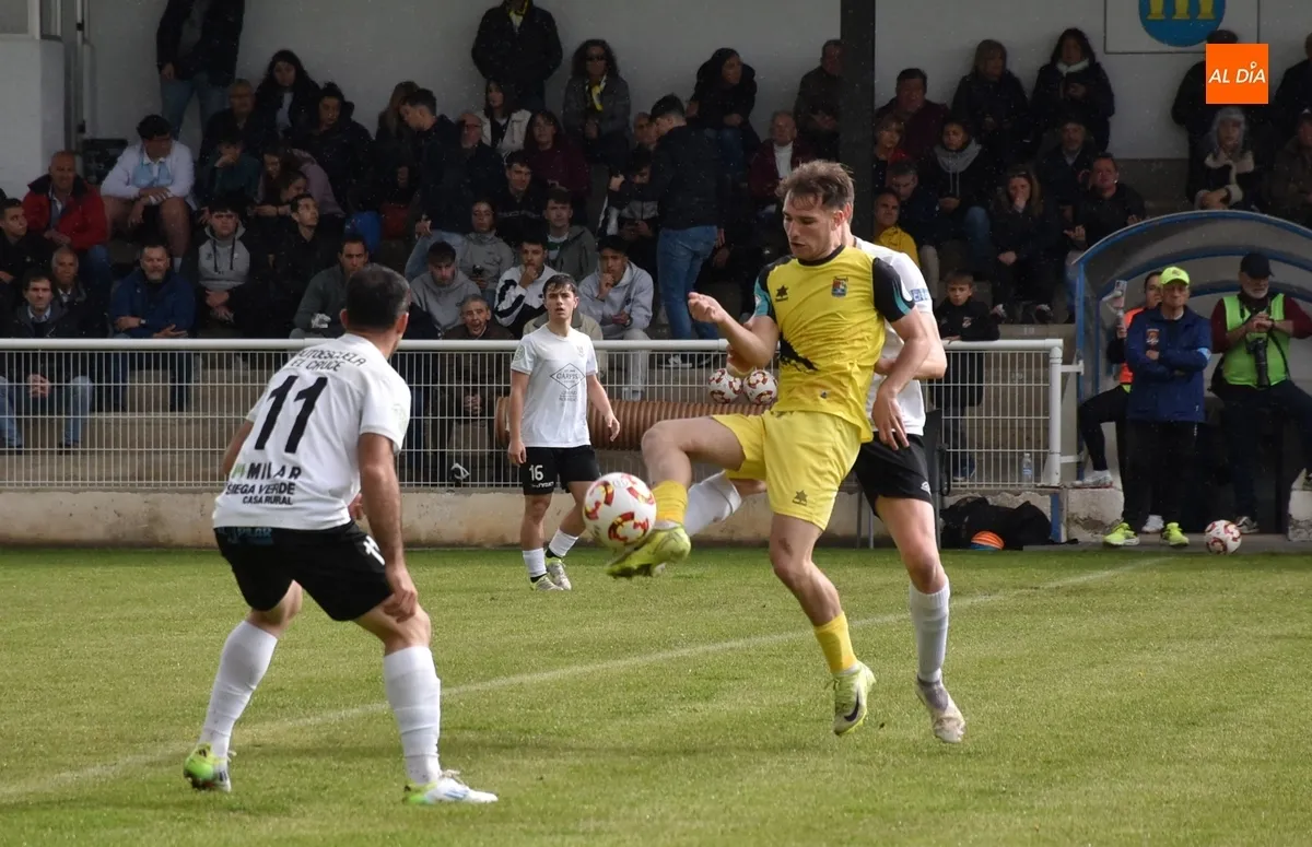 Foto 6 - El Ciudad Rodrigo certifica su descenso a Regional en un partido con otro cruel final