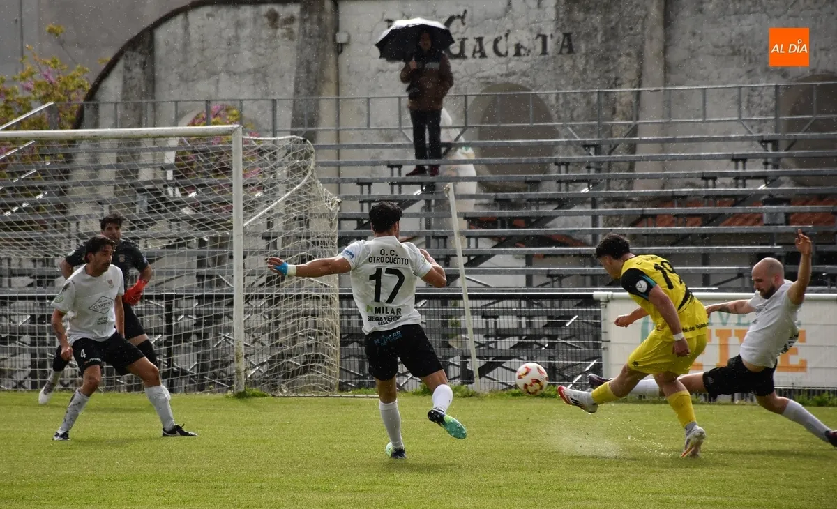 Foto 7 - El Ciudad Rodrigo certifica su descenso a Regional en un partido con otro cruel final