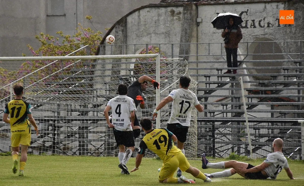 Foto 8 - El Ciudad Rodrigo certifica su descenso a Regional en un partido con otro cruel final
