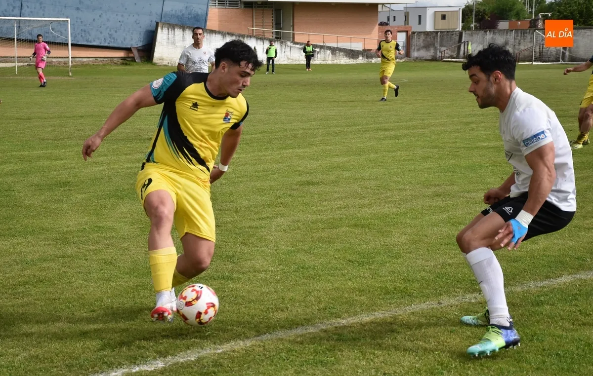 Foto 9 - El Ciudad Rodrigo certifica su descenso a Regional en un partido con otro cruel final
