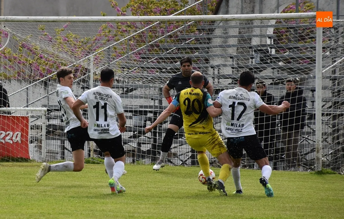 Foto 11 - El Ciudad Rodrigo certifica su descenso a Regional en un partido con otro cruel final