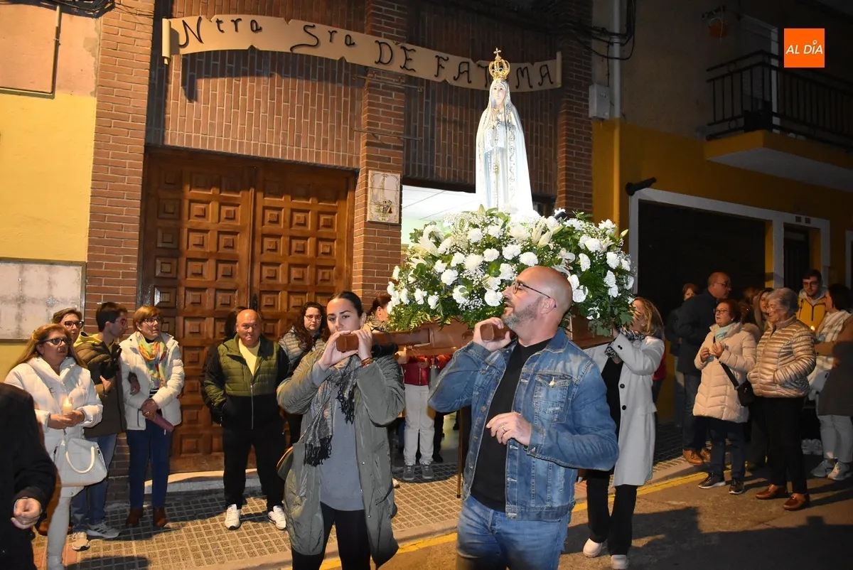 Foto 4 - La lluvia sorprende a la Virgen de F&aacute;tima en su salida nocturna por el Valle de San Mart&iacute;n