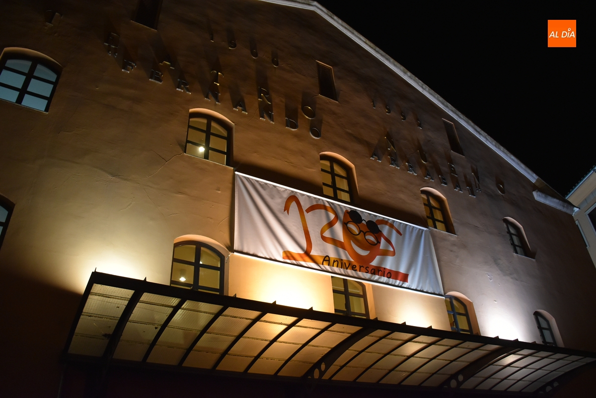 El Ayuntamiento adquiere una pantalla eléctrica motorizada para el Teatro Nuevo