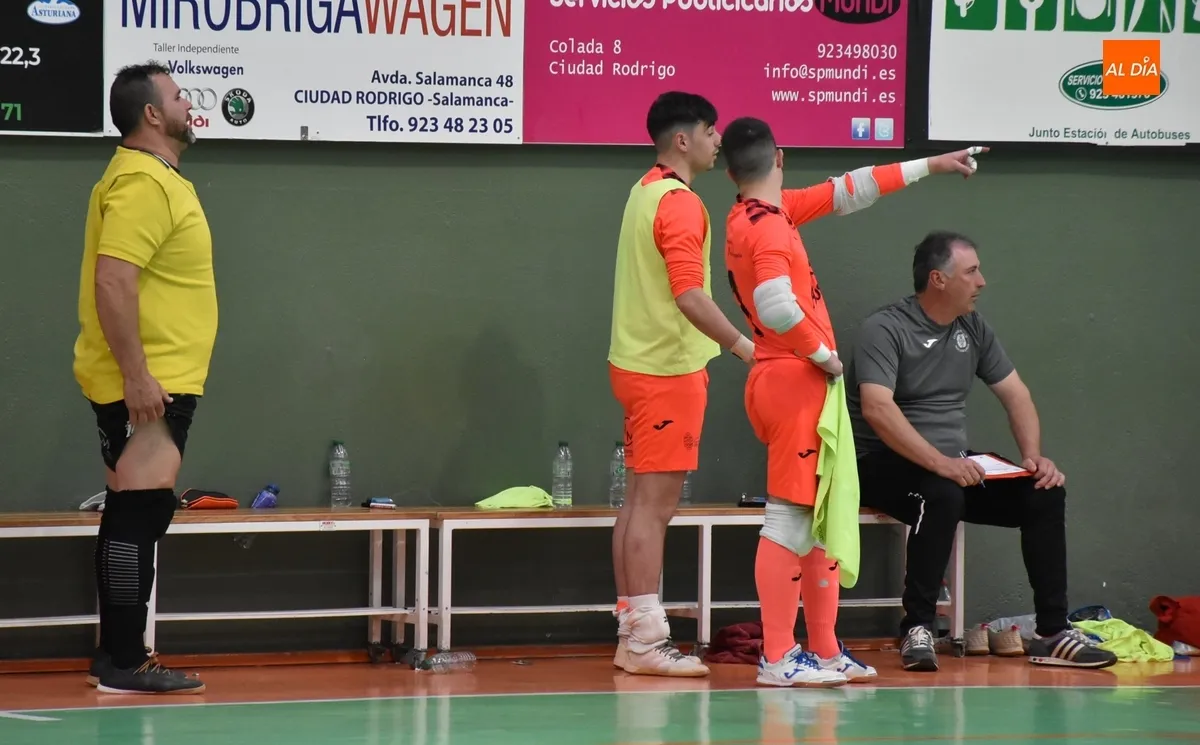 Foto 10 - Amargo fin de temporada para el III Senior, que sufri&oacute; a un &aacute;rbitro que ni se sab&iacute;a el reglamento 