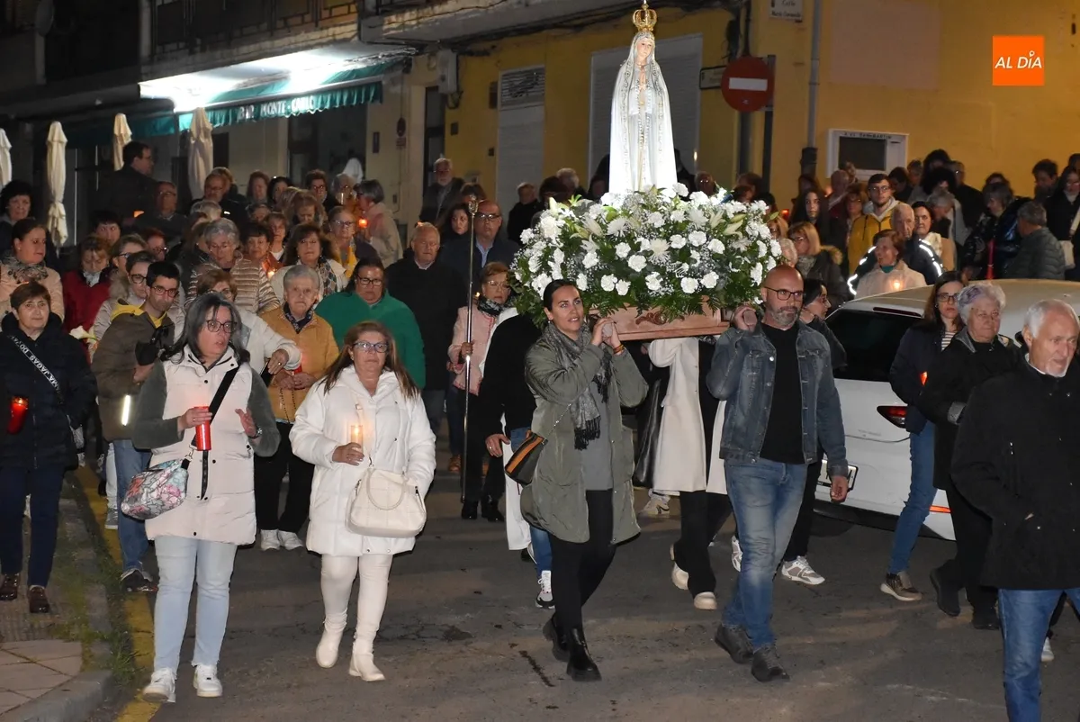 Foto 8 - La lluvia sorprende a la Virgen de F&aacute;tima en su salida nocturna por el Valle de San Mart&iacute;n