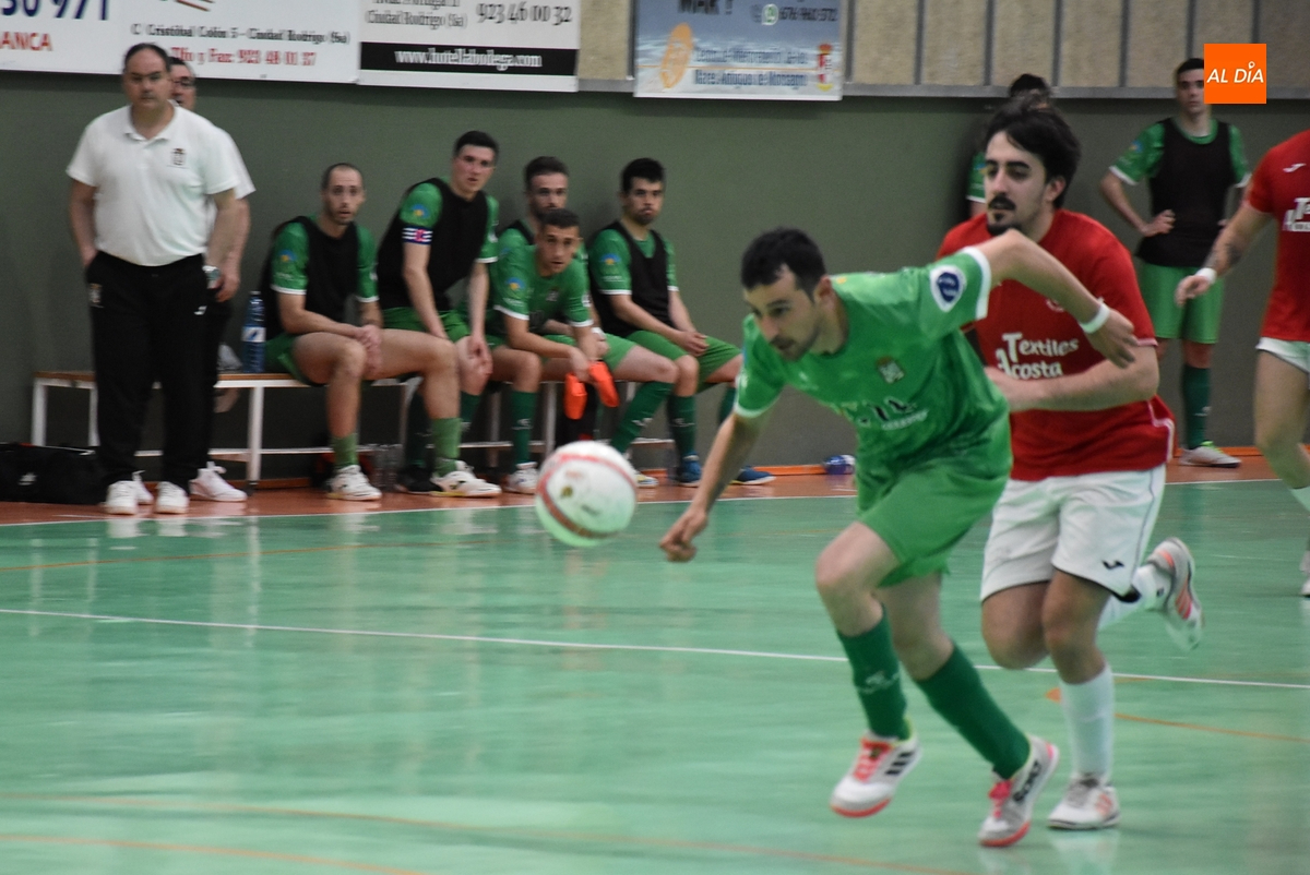 Amargo fin de temporada para el III Senior, que sufrió a un árbitro que ni se sabía el reglamento 