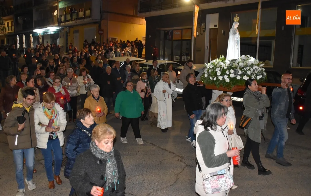 Foto 10 - La lluvia sorprende a la Virgen de F&aacute;tima en su salida nocturna por el Valle de San Mart&iacute;n