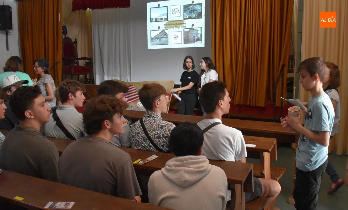 Foto 2 - Los j&oacute;venes de Estados Unidos recorren el IES Fray Diego y el centro hist&oacute;rico de Ciudad Rodrigo
