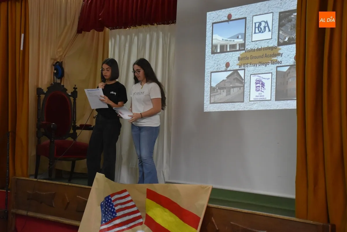 Foto 5 - Los j&oacute;venes de Estados Unidos recorren el IES Fray Diego y el centro hist&oacute;rico de Ciudad Rodrigo