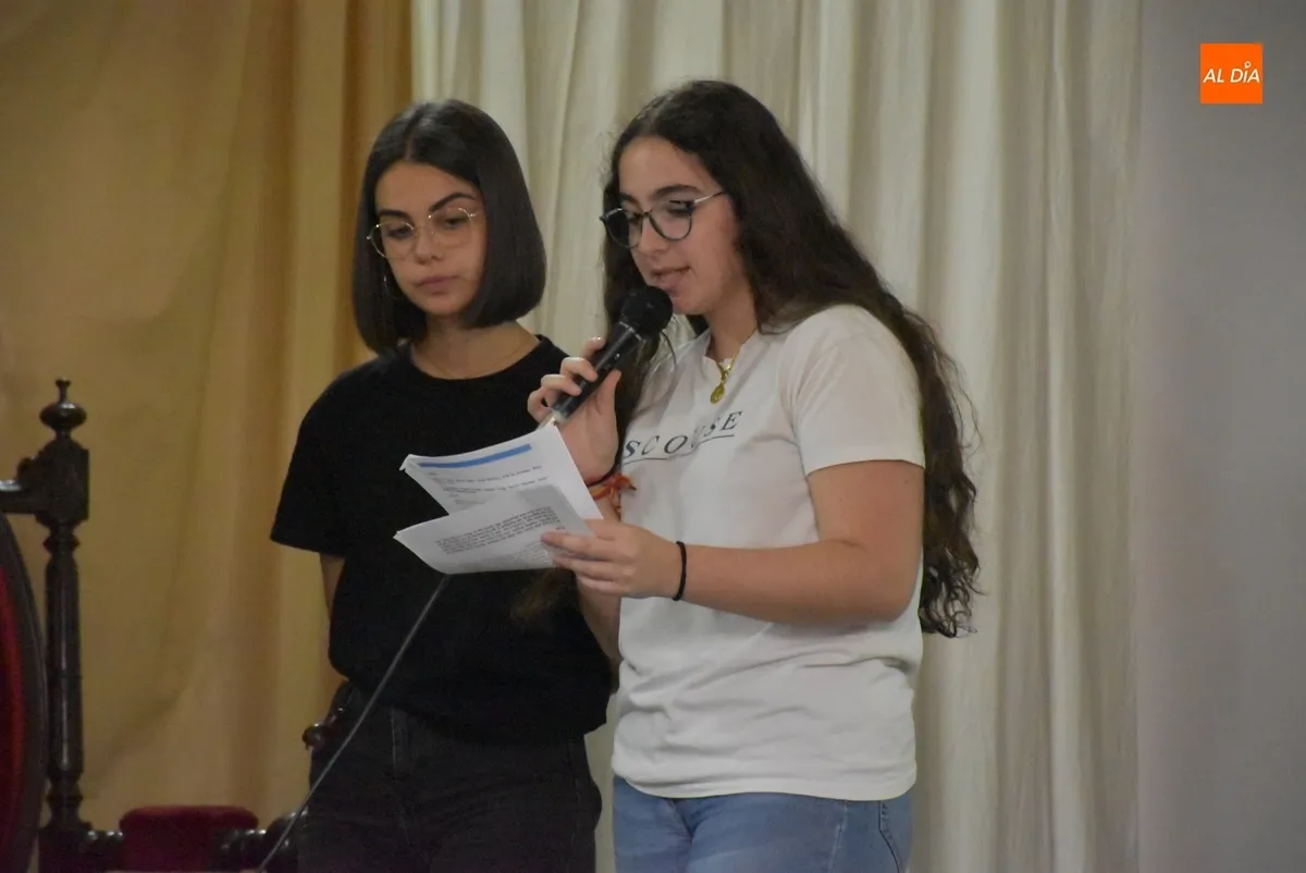 Foto 6 - Los j&oacute;venes de Estados Unidos recorren el IES Fray Diego y el centro hist&oacute;rico de Ciudad Rodrigo