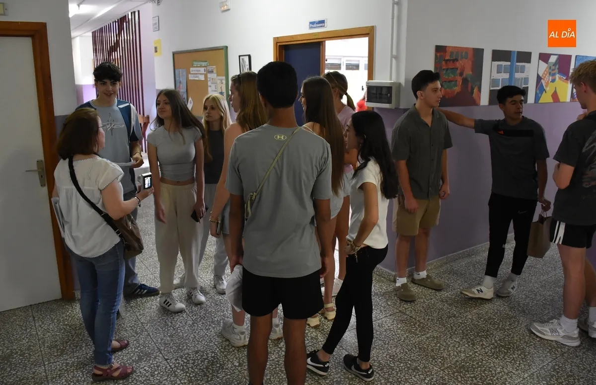 Foto 9 - Los j&oacute;venes de Estados Unidos recorren el IES Fray Diego y el centro hist&oacute;rico de Ciudad Rodrigo