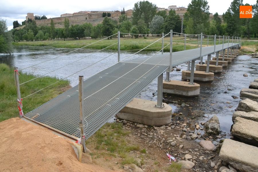 El caudal que trae el Águeda retrasará unos días la colocación de la pasarela