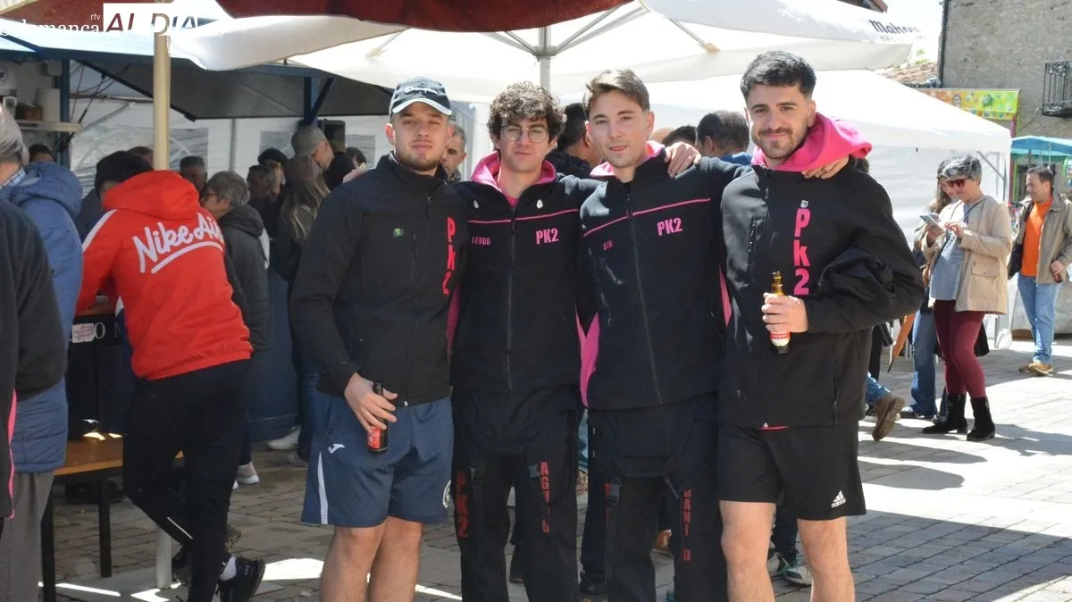 Novillos, cabestros y caballos ofrecieron una bonita estampa campera en el primer encierro de las fiestas