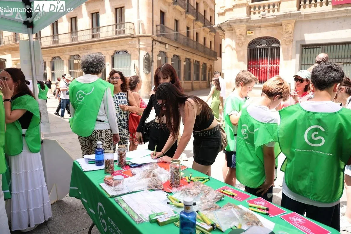 Actos con motivo del Día Mundial Sin Tabaco de la Asociación Española Contra el Cáncer (AECC) en la plaza del Liceo de Salamanca. Fotos: David Sañudo
