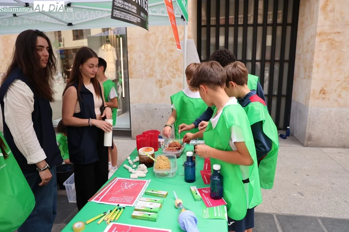 Actos con motivo del Día Mundial Sin Tabaco de la Asociación Española Contra el Cáncer (AECC) en la plaza del Liceo de Salamanca. Fotos: David Sañudo